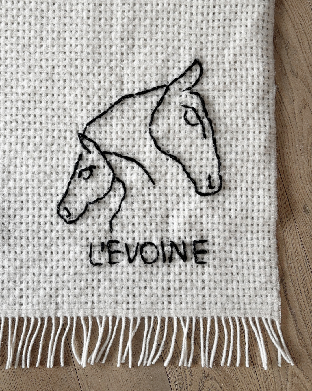 L'Evoine Alpaka Wolldecke Mare&Foal Stickerei